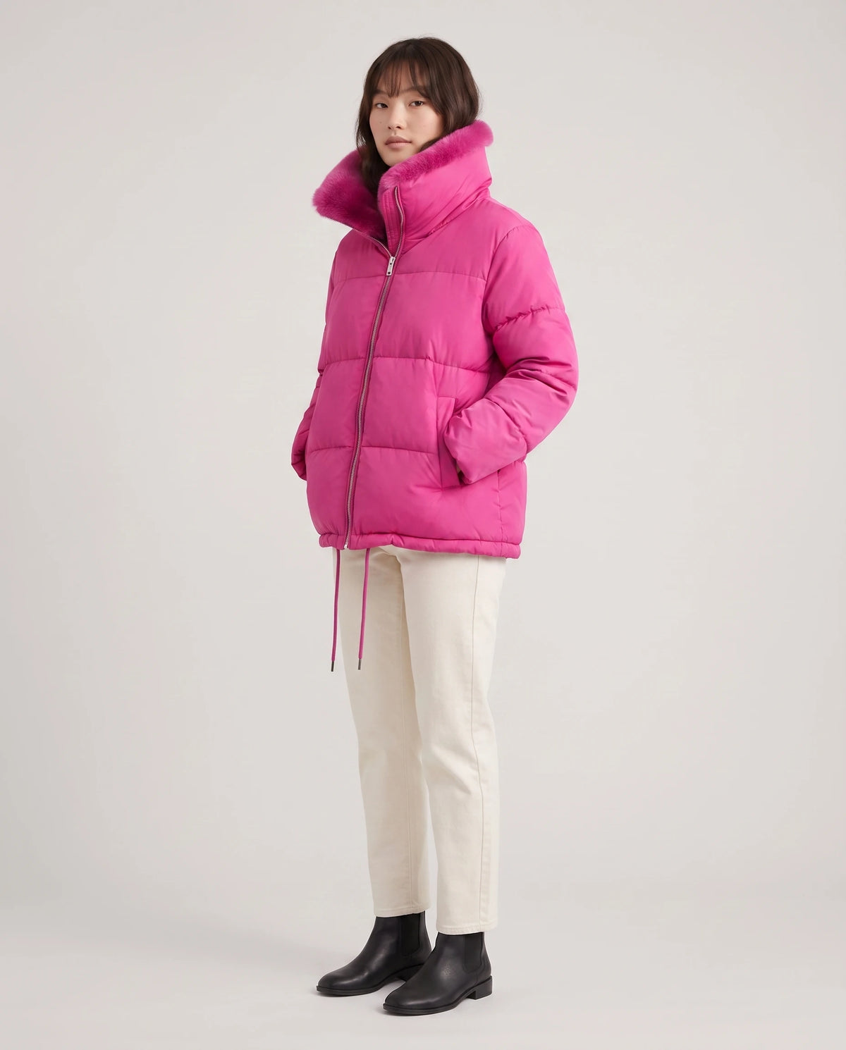 Kurze Steppjacke mit grossem Kunstfellkragen Mila in Fuchsia, Dreiviertelansicht, Kragen ums Gesicht hochgestellt