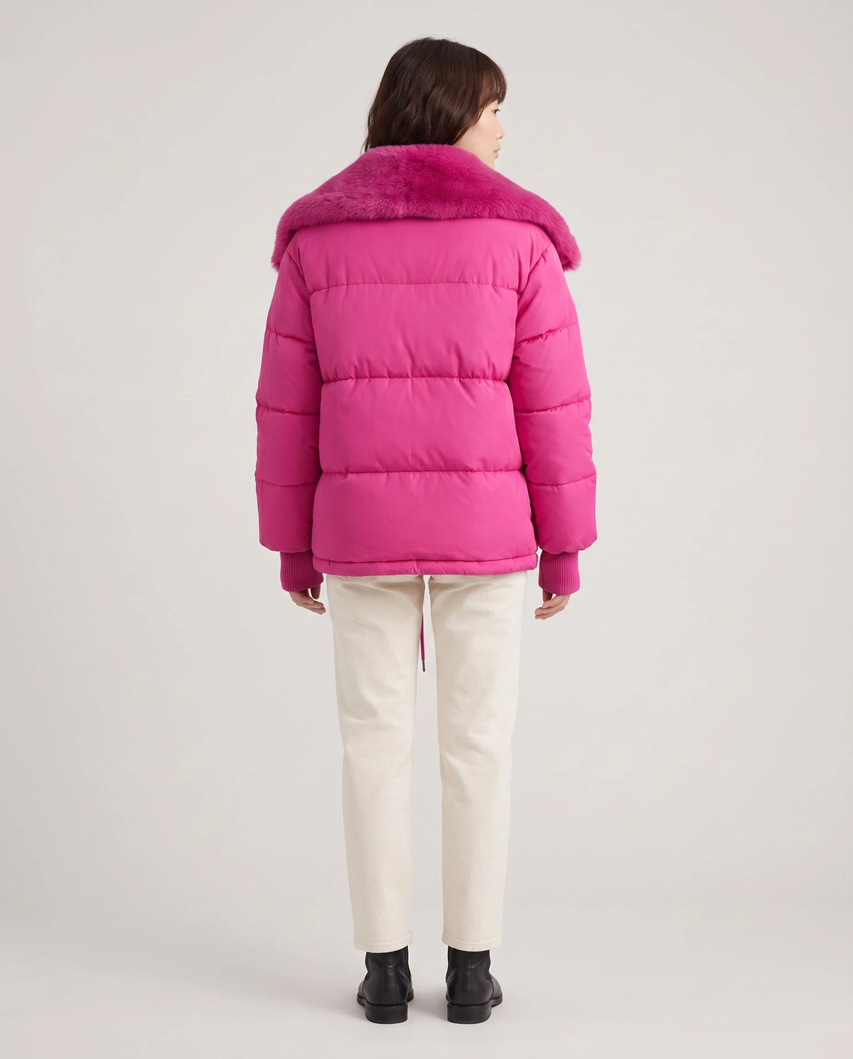 Kurze Steppjacke mit grossem Kunstfellkragen Mila in Fuchsia, Rückansicht, Kunstfellkragen und Saumkordel
