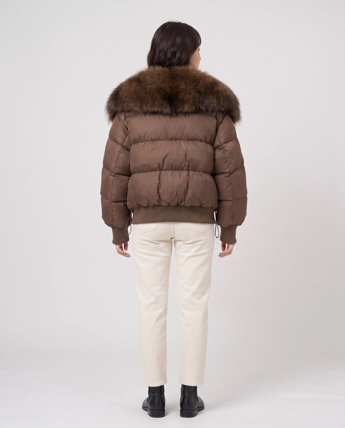Kurze Steppjacke mit grossem Kunstfellkragen Mila in Braun, Rückansicht, Kunstfellkragen und Saumkordel