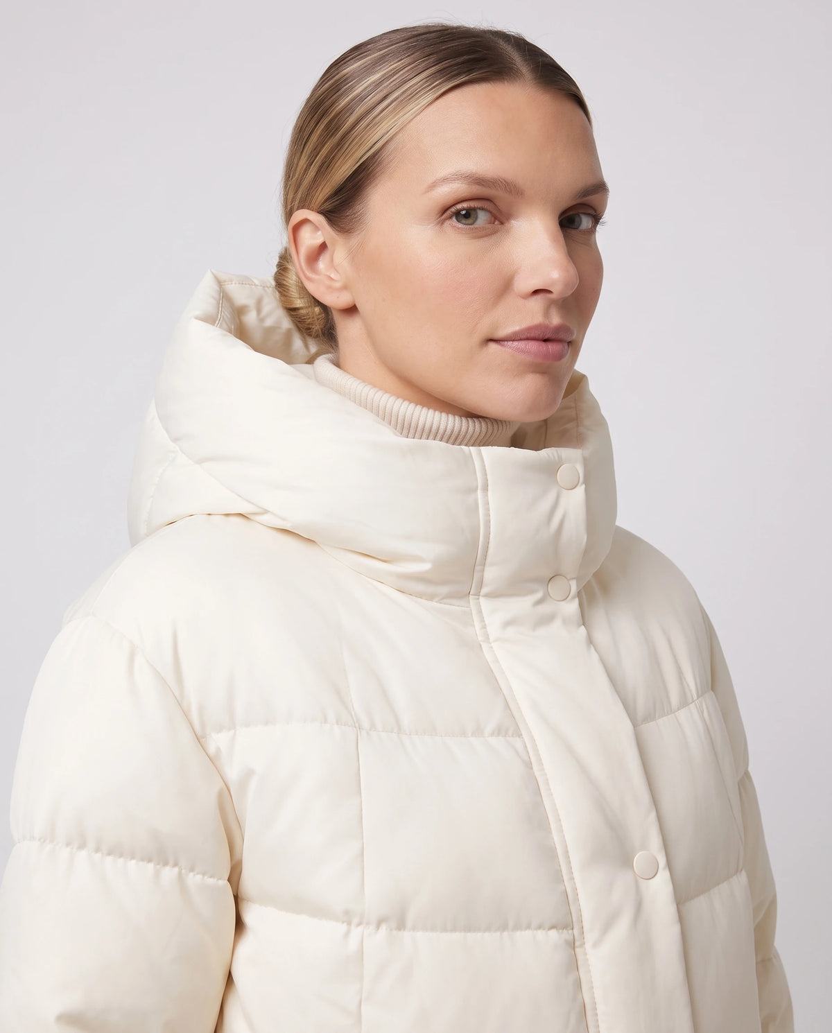 Doudoune courte oversize à grande capuche Maëline crème, détail de la grande capuche et de la patte à pressions