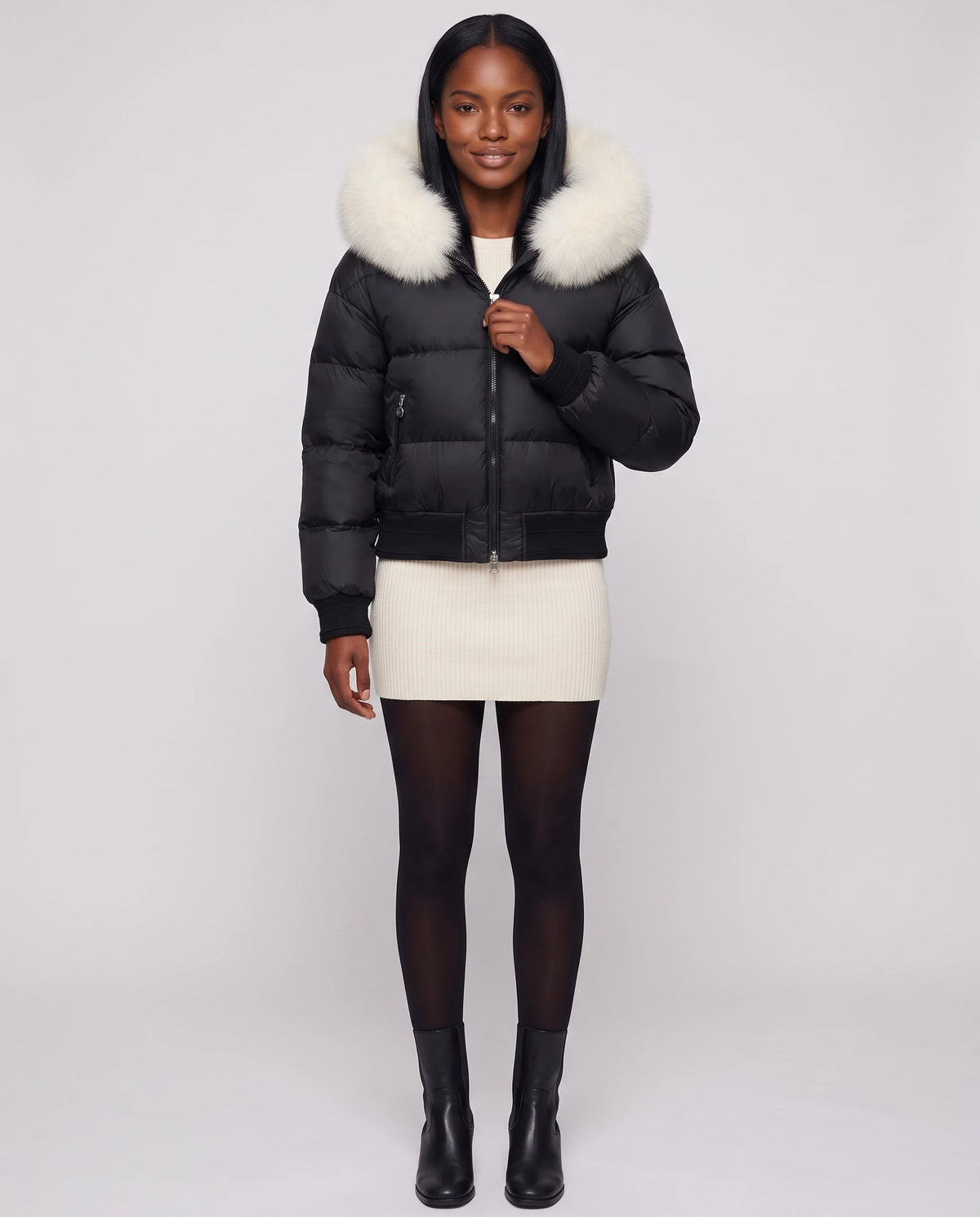 Kurze Steppjacke mit grosser Kunstfellkapuze Rebecca in Schwarz · weisses Fell, Vorderansicht in ganzer Länge, geschlossen