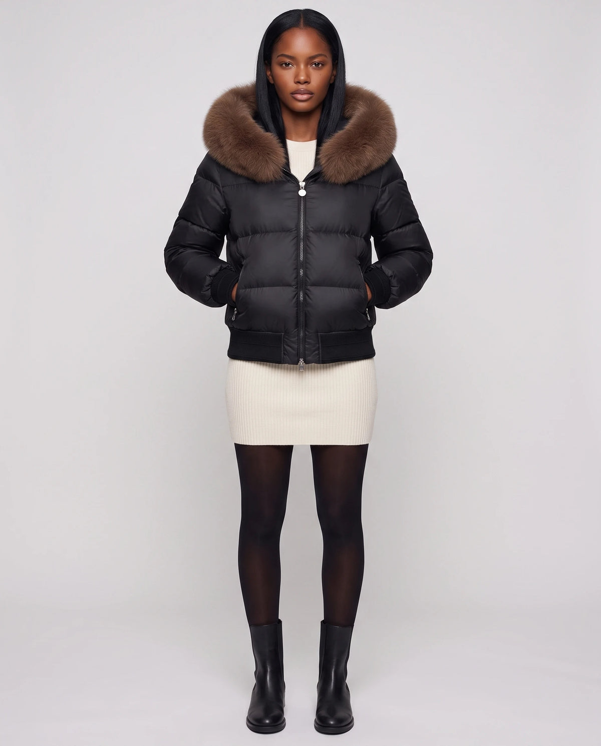 Kurze Steppjacke mit grosser Kunstfellkapuze Rebecca in Schwarz · braunes Fell, Vorderansicht in ganzer Länge, geschlossen