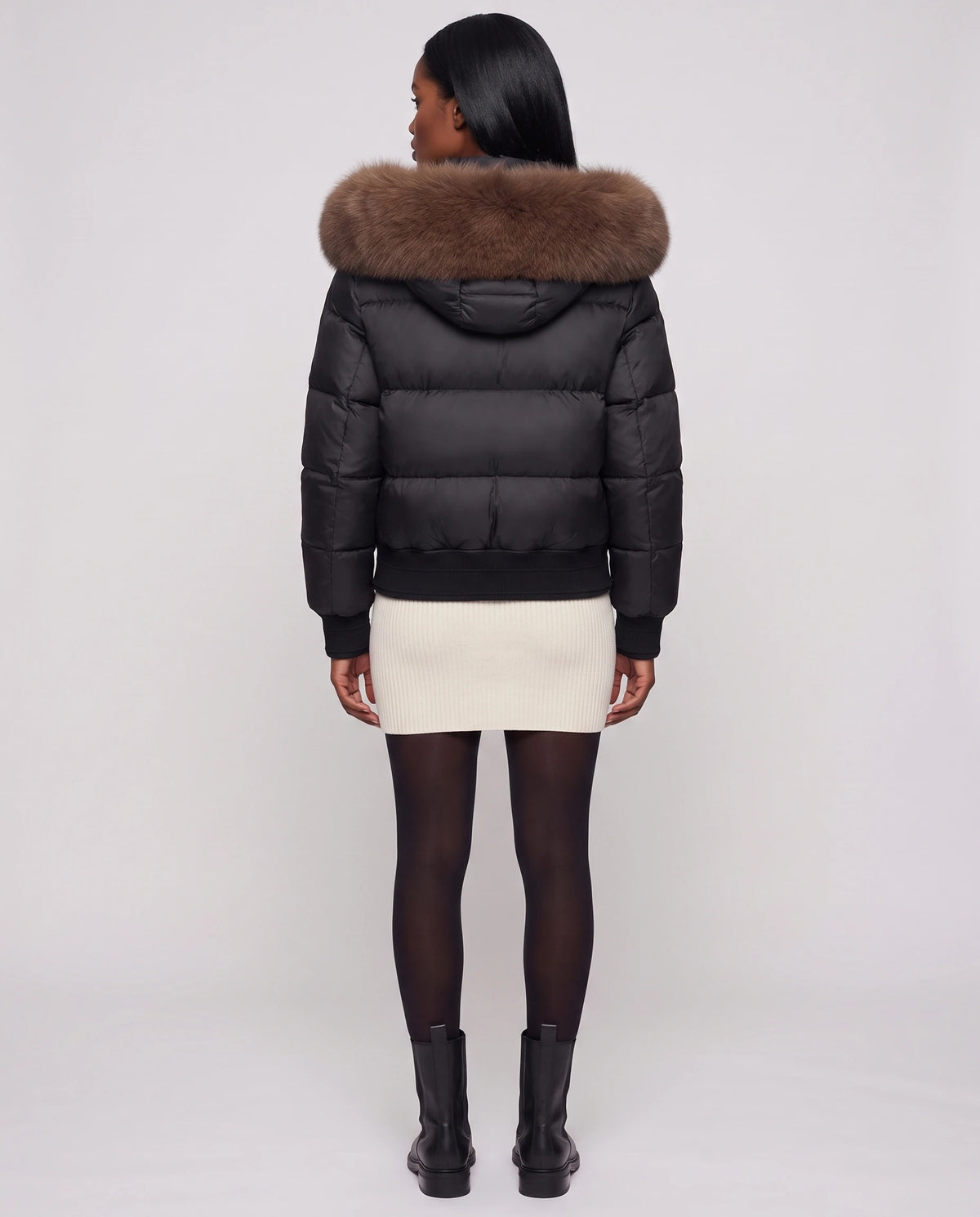 Kurze Steppjacke mit grosser Kunstfellkapuze Rebecca in Schwarz · braunes Fell, Rückansicht, Kapuze auf dem Rücken