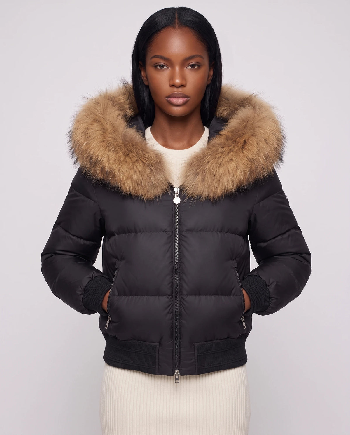 Kurze Steppjacke mit grosser Kunstfellkapuze Rebecca in Schwarz · naturfarbenes Fell, Nahaufnahme von vorn, geschlossen, Kapuze unten