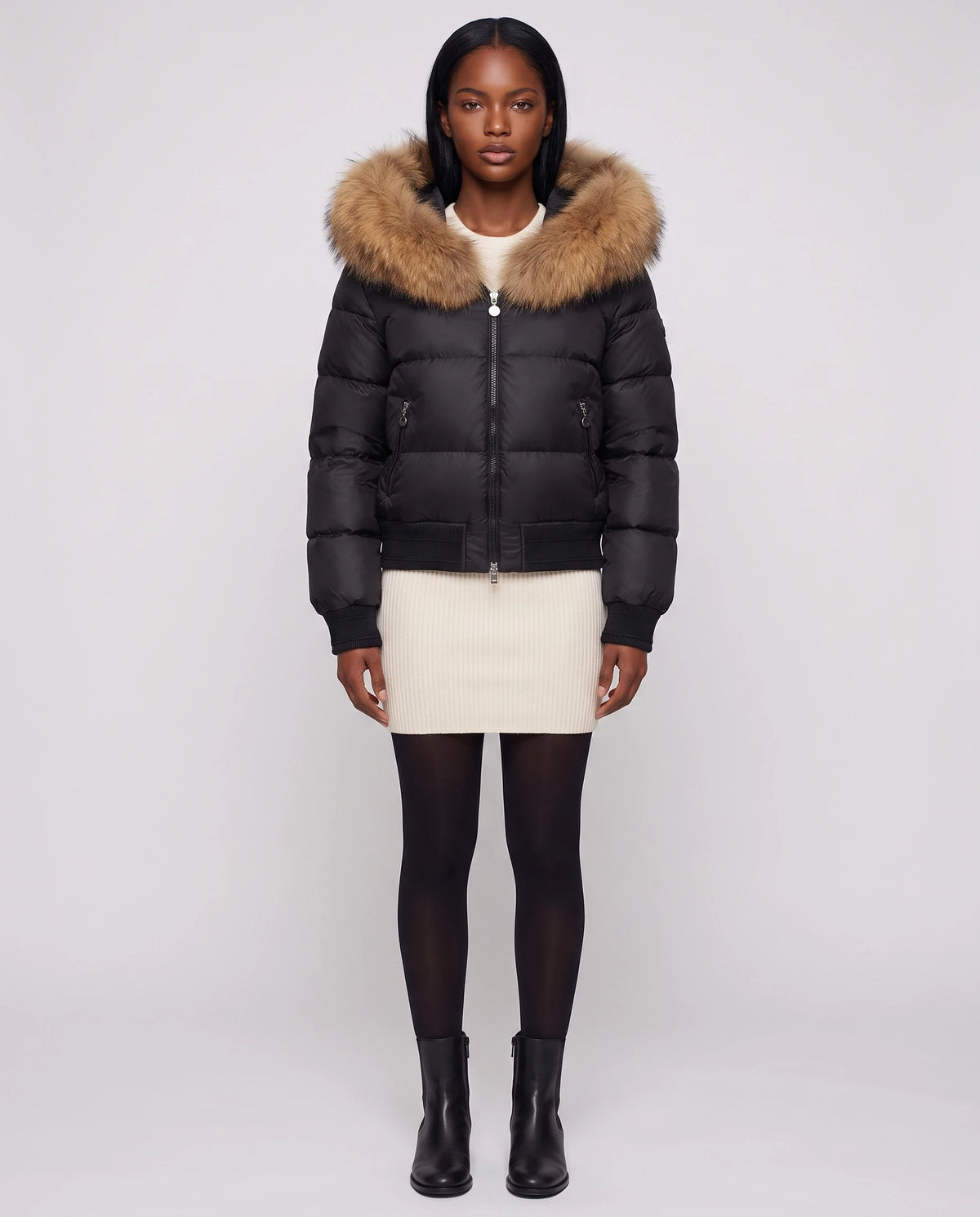 Kurze Steppjacke mit grosser Kunstfellkapuze Rebecca in Schwarz · naturfarbenes Fell, Vorderansicht in ganzer Länge, geschlossen