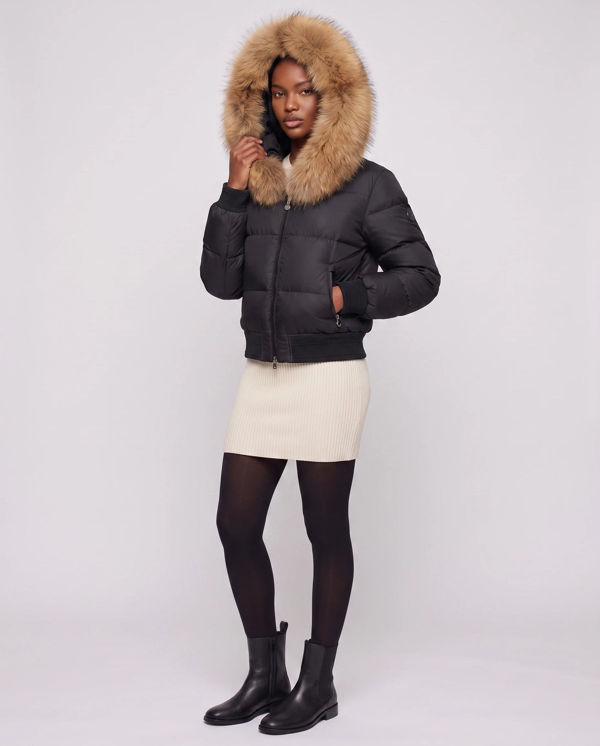 Kurze Steppjacke mit grosser Kunstfellkapuze Rebecca in Schwarz · naturfarbenes Fell, Dreiviertelansicht, grosse Kunstfellkapuze aufgesetzt