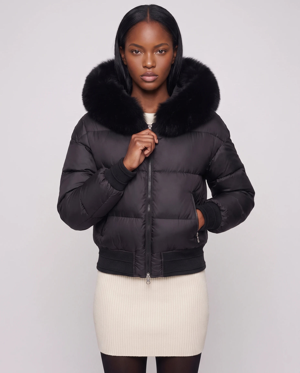 Kurze Steppjacke mit grosser Kunstfellkapuze Rebecca in Schwarz · schwarzes Fell, Nahaufnahme von vorn, geschlossen, Kapuze unten