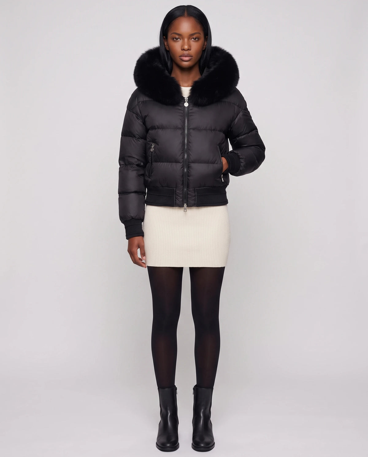 Kurze Steppjacke mit grosser Kunstfellkapuze Rebecca in Schwarz · schwarzes Fell, Vorderansicht in ganzer Länge, geschlossen
