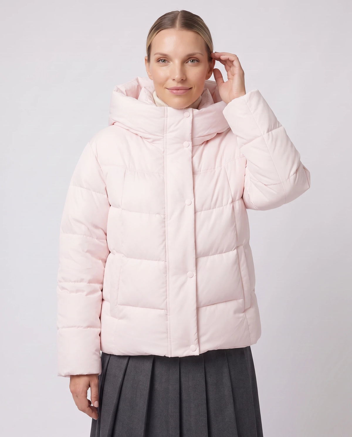 Doudoune courte oversize à grande capuche Maëline rose poudré, plan rapproché de face, fermée