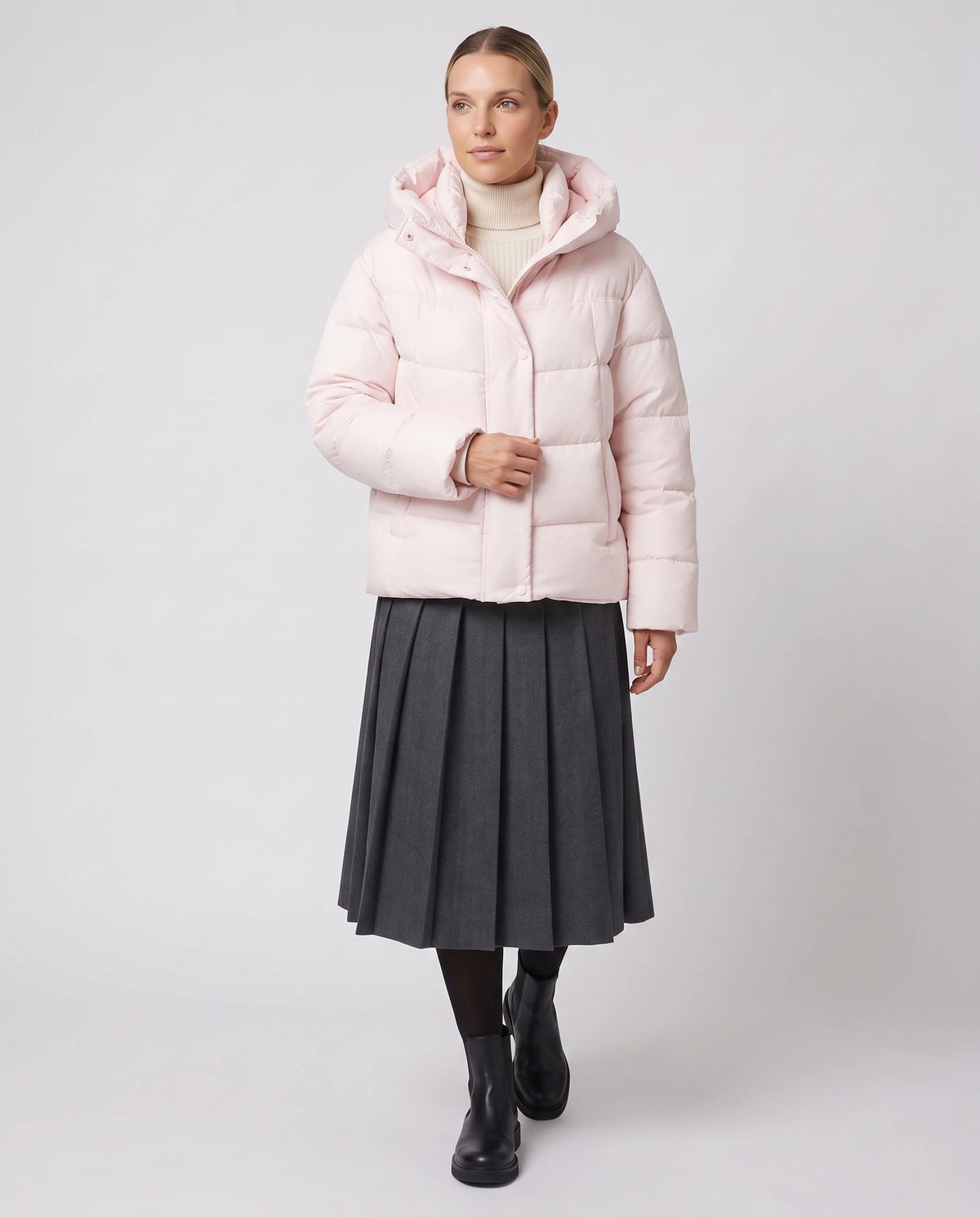 Doudoune courte oversize à grande capuche Maëline rose poudré, plein pied de face, fermée