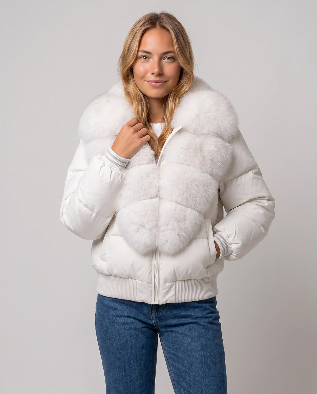 Kurze Steppjacke mit breitem Kunstfellkragen Eva in Weiss, Nahaufnahme von vorn, geschlossen, breiter Kunstfellkragen