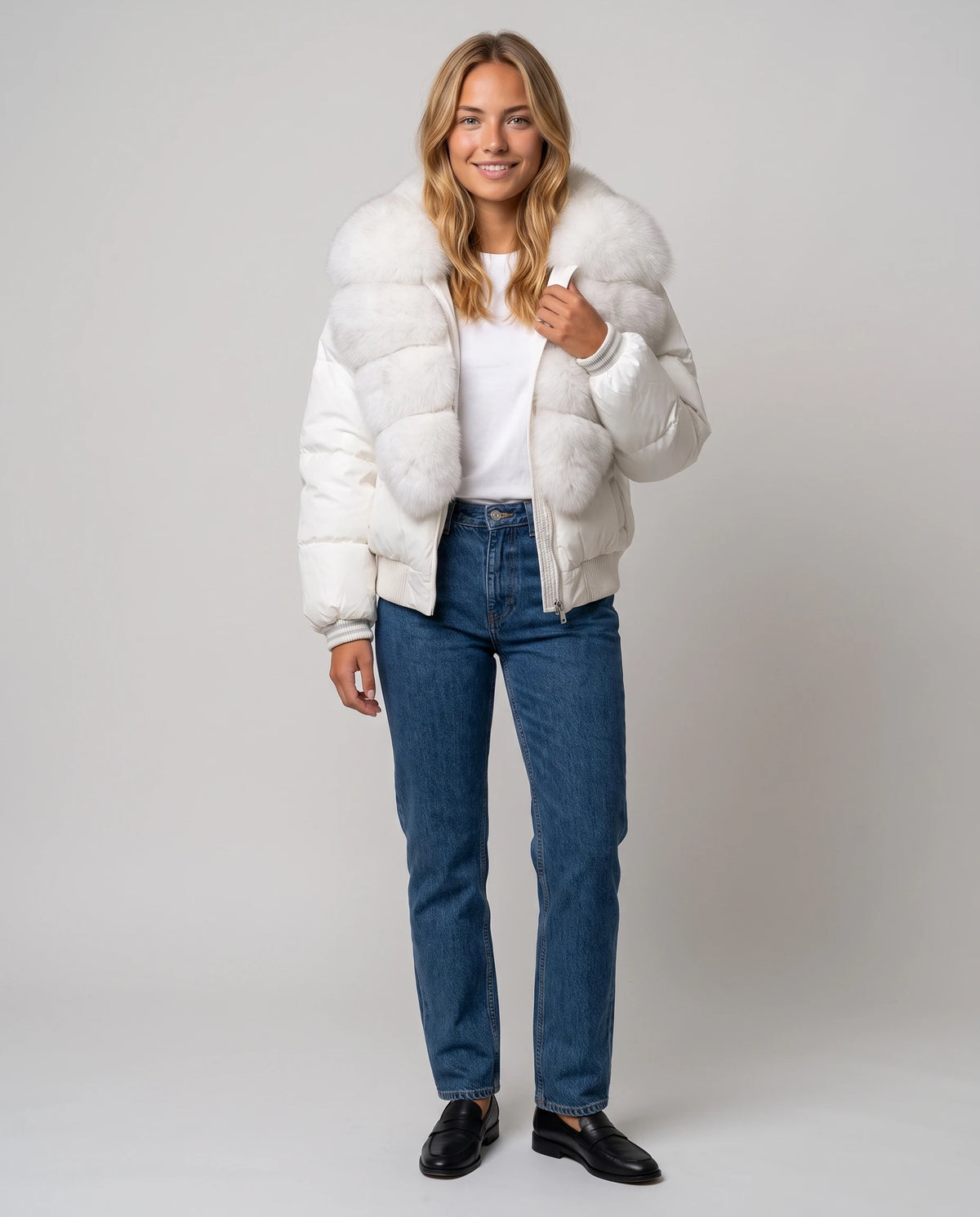 Kurze Steppjacke mit breitem Kunstfellkragen Eva in Weiss, Vorderansicht in ganzer Länge, geschlossen