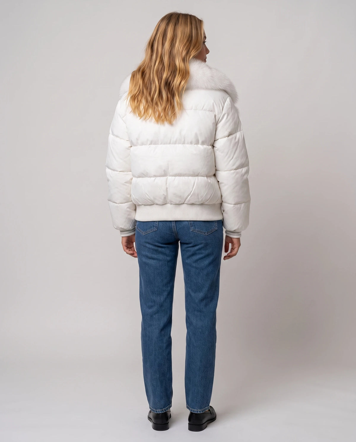 Kurze Steppjacke mit breitem Kunstfellkragen Eva in Weiss, Rückansicht, Kunstfellkragen auf den Schultern