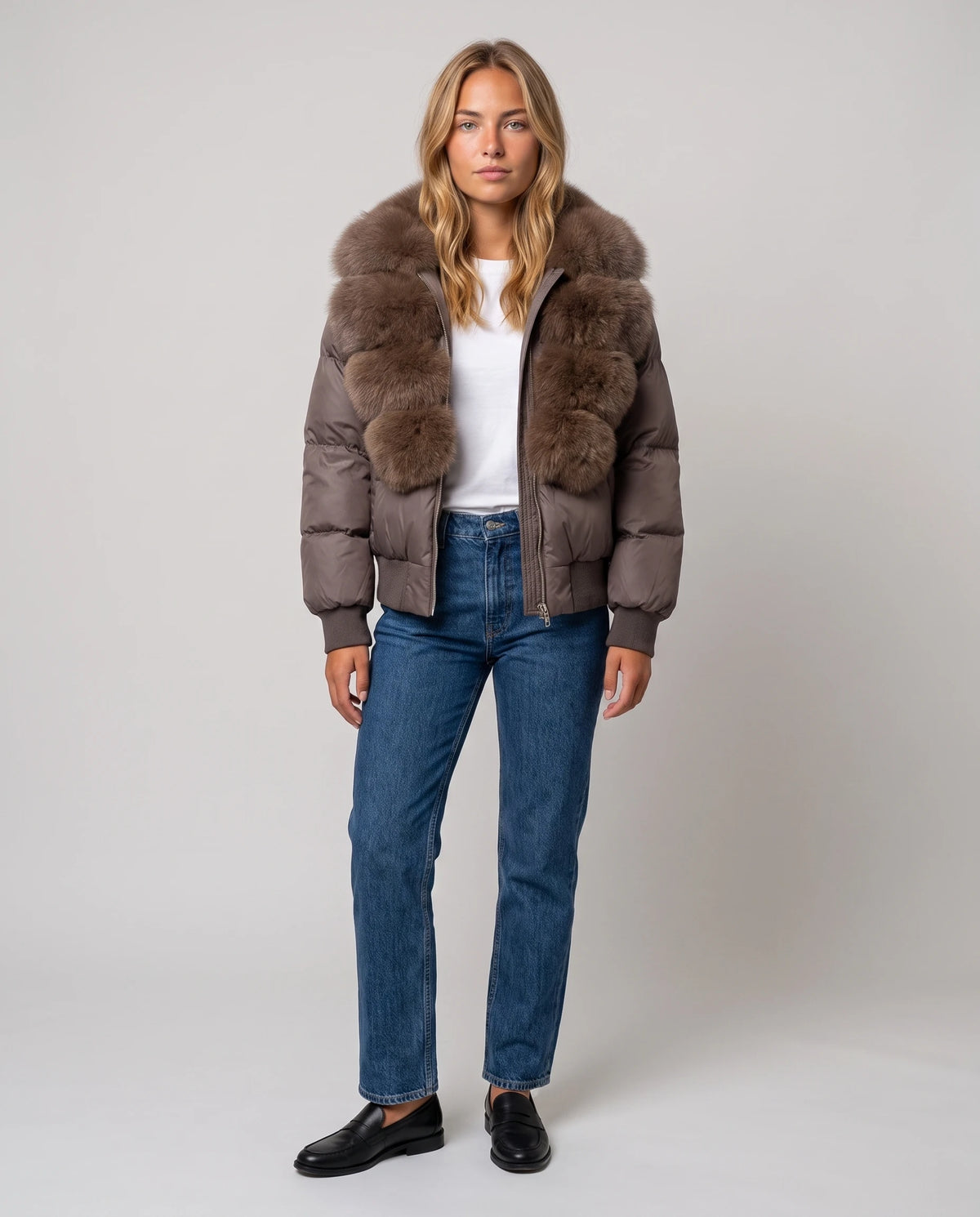 Kurze Steppjacke mit breitem Kunstfellkragen Eva in Braun, Vorderansicht in ganzer Länge, geschlossen