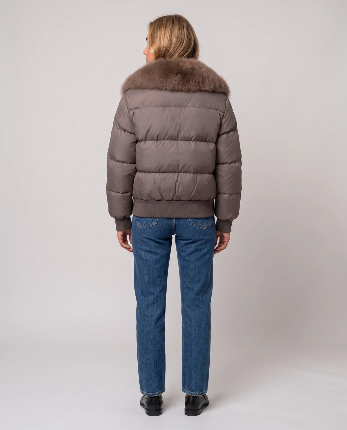 Kurze Steppjacke mit breitem Kunstfellkragen Eva in Braun, Rückansicht, Kunstfellkragen auf den Schultern