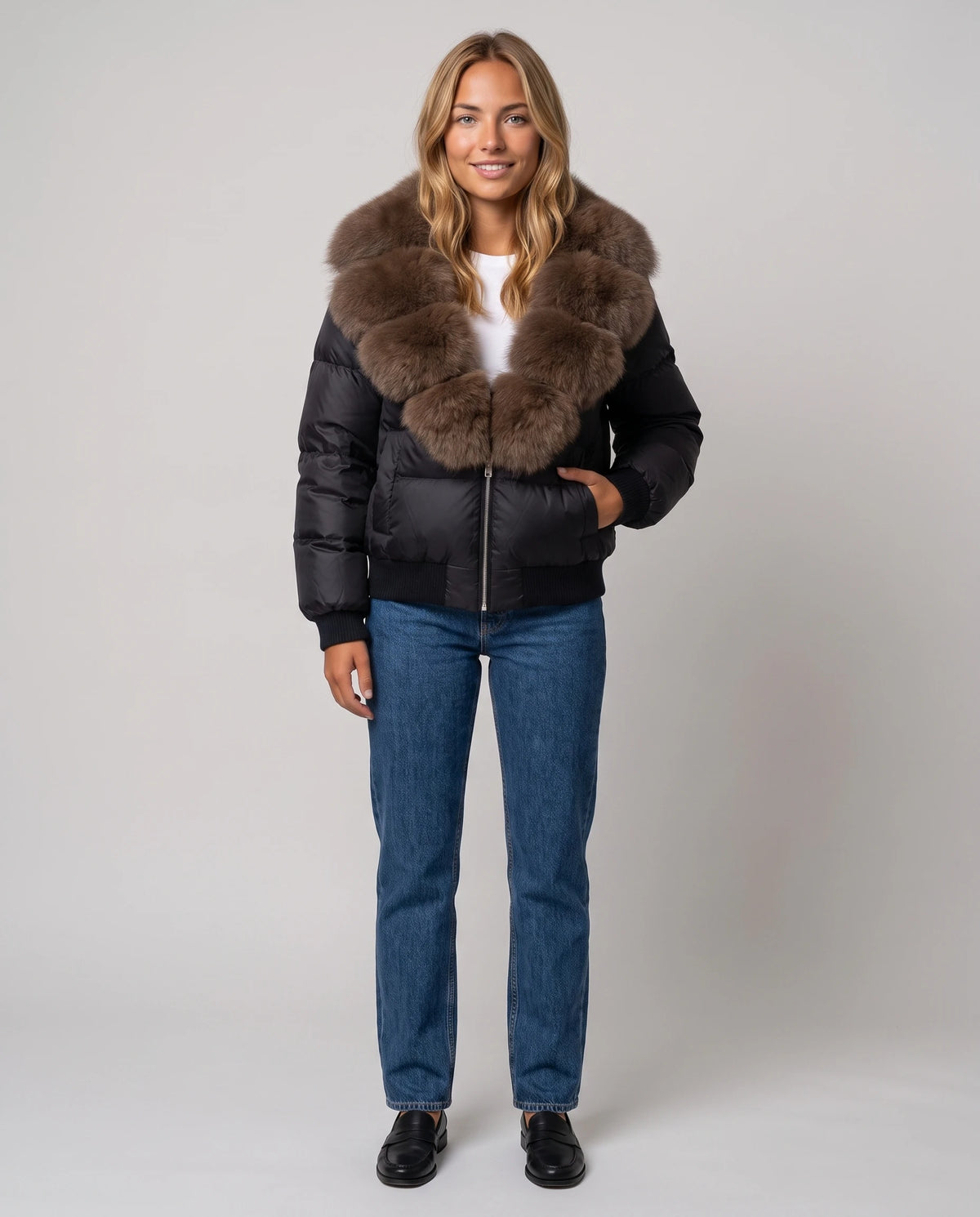 Kurze Steppjacke mit breitem Kunstfellkragen Eva in Schwarz, Vorderansicht in ganzer Länge, geschlossen