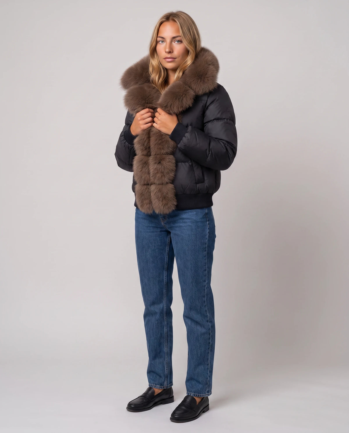 Kurze Steppjacke mit breitem Kunstfellkragen Eva in Schwarz, Dreiviertelansicht, Kragen ums Gesicht hochgestellt
