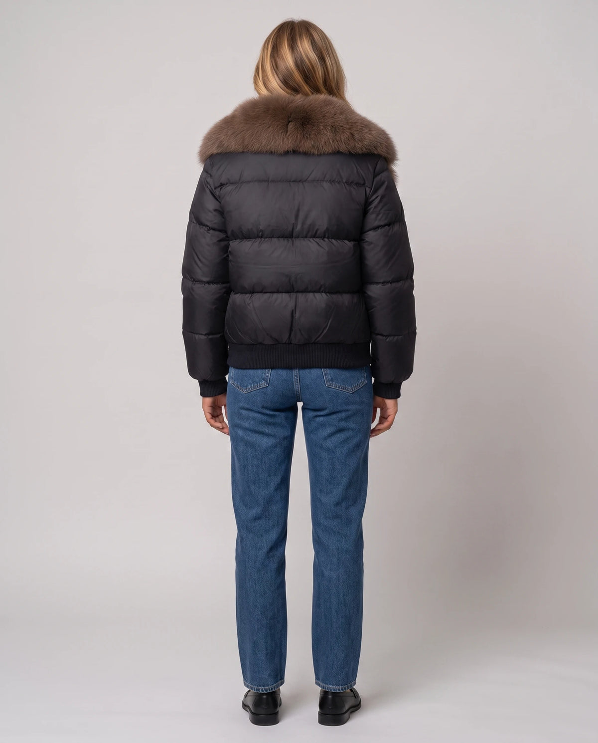 Kurze Steppjacke mit breitem Kunstfellkragen Eva in Schwarz, Rückansicht, Kunstfellkragen auf den Schultern