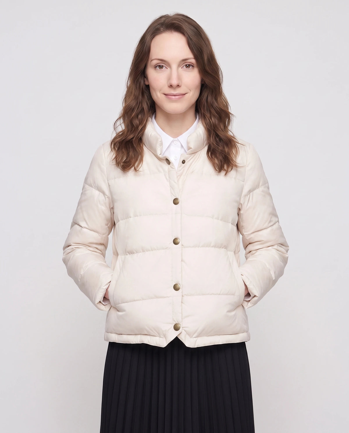 Leichte kurze Steppjacke im Blouson-Stil mit Druckknöpfen Christelle in Cremeweiss, Nahaufnahme, geschlossen, Stehkragen zu