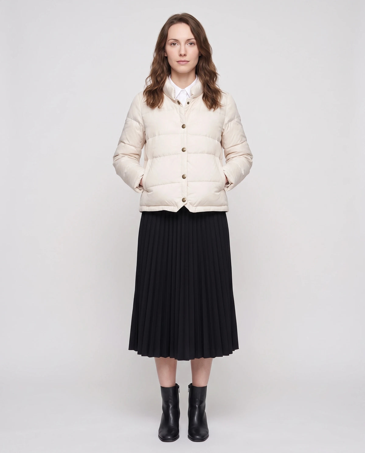 Leichte kurze Steppjacke im Blouson-Stil mit Druckknöpfen Christelle in Cremeweiss, Vorderansicht in ganzer Länge, geschlossen
