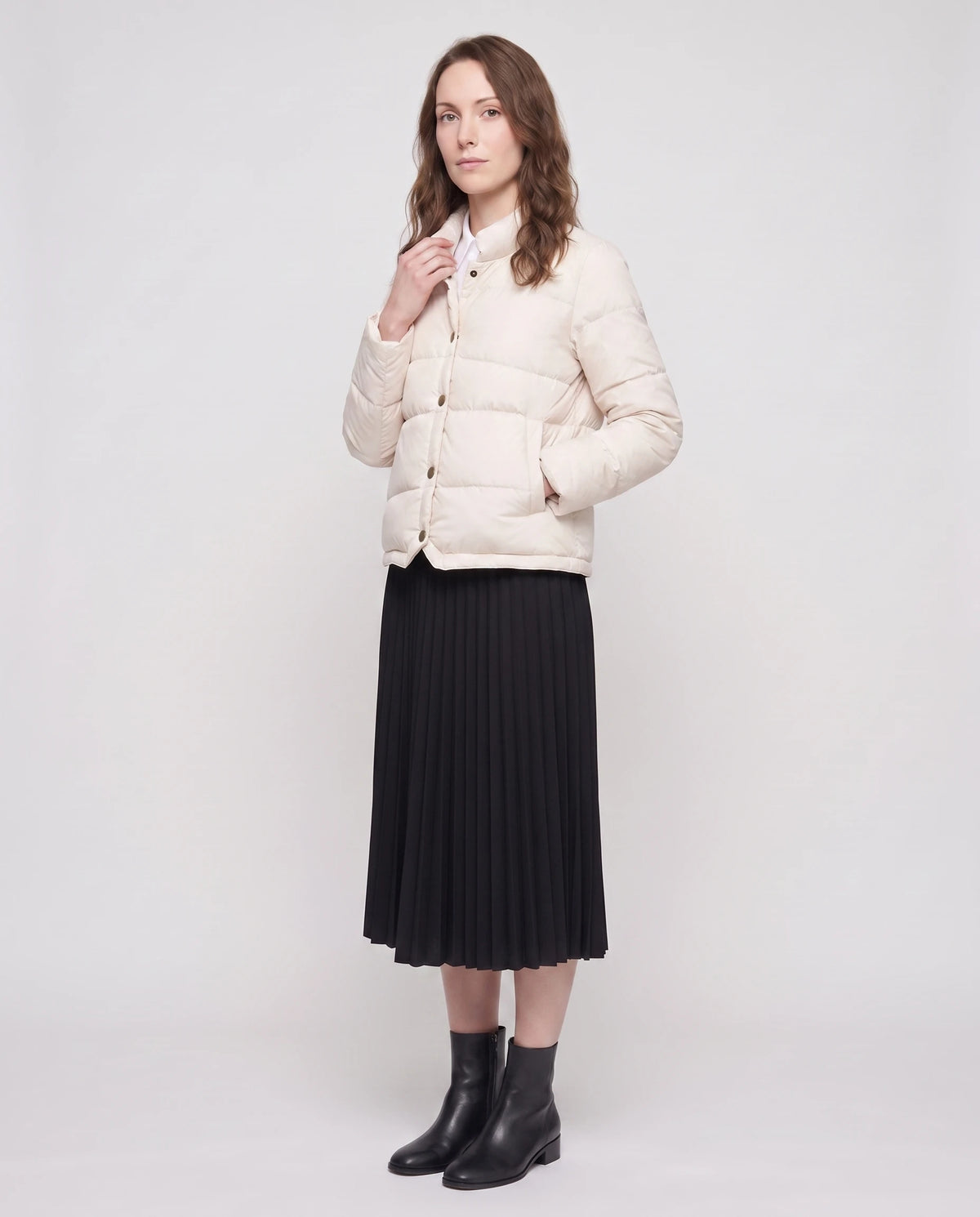 Doudoune courte légère façon blouson à pressions Christelle en Blanc Cassé, vue de trois quarts, pressions laiton
