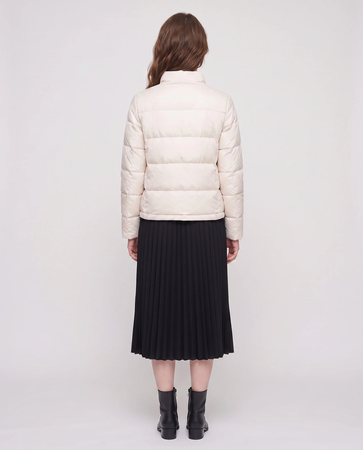 Doudoune courte légère façon blouson à pressions Christelle en Blanc Cassé, vue de dos, canaux horizontaux