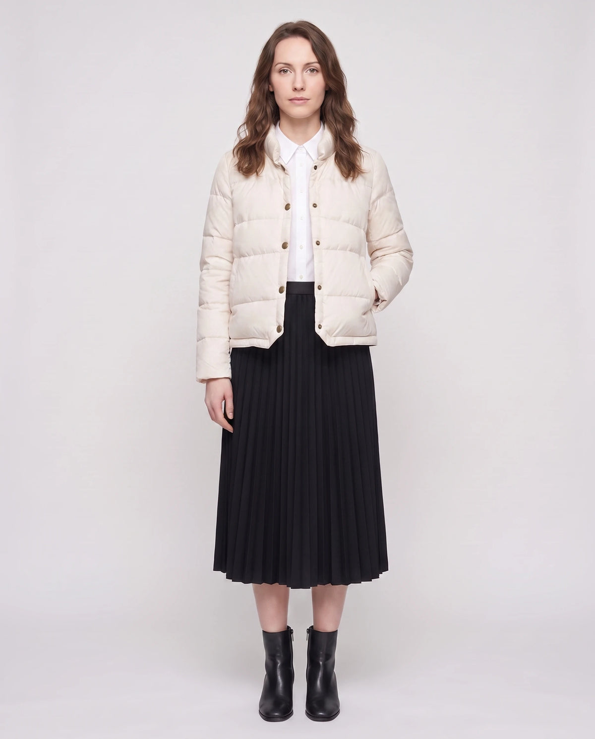 Doudoune courte légère façon blouson à pressions Christelle en Blanc Cassé, portée ouverte sur une chemise blanche, pressions défaites
