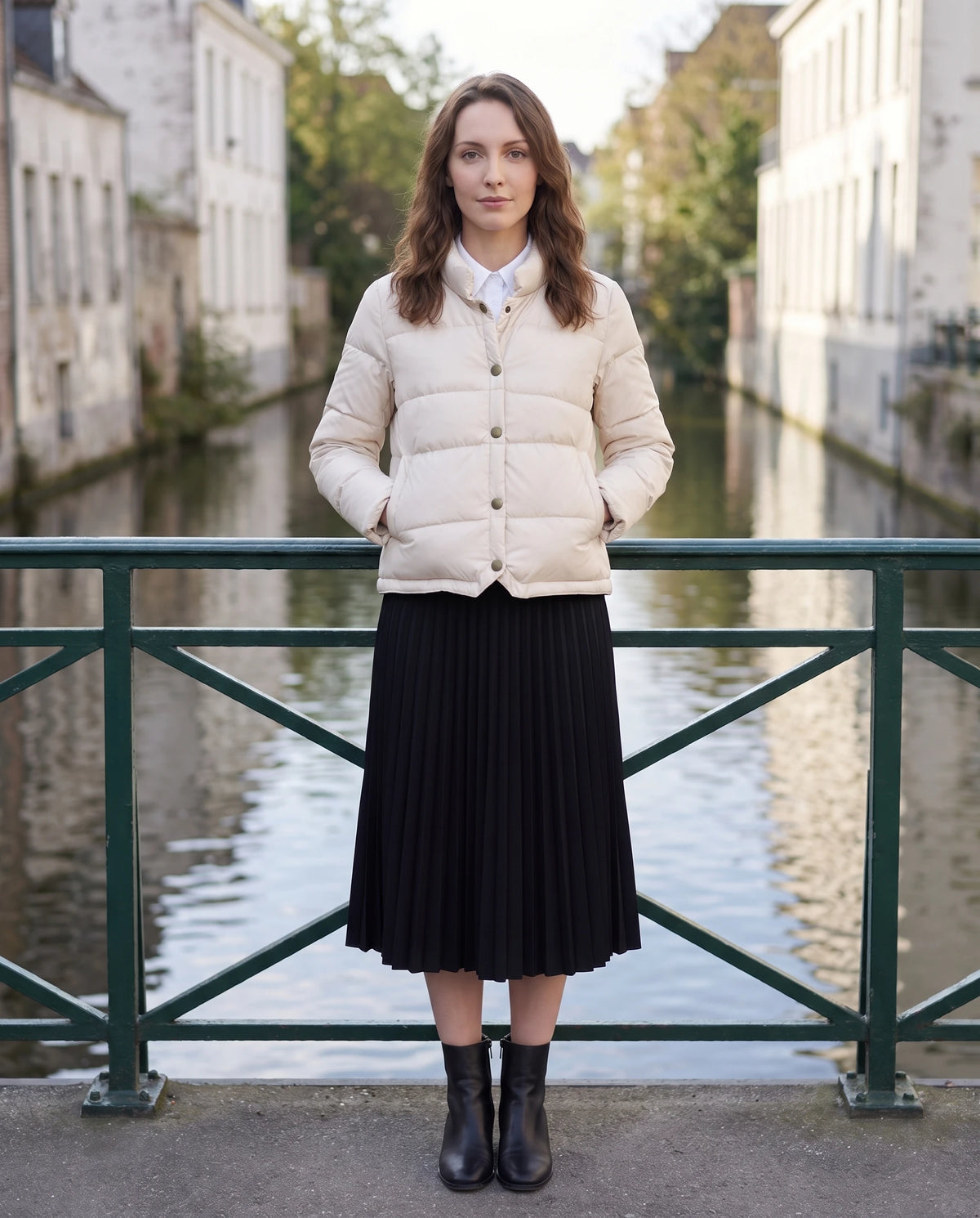 Doudoune courte légère façon blouson à pressions Christelle en Blanc Cassé, portée sur un pont au-dessus d'un canal