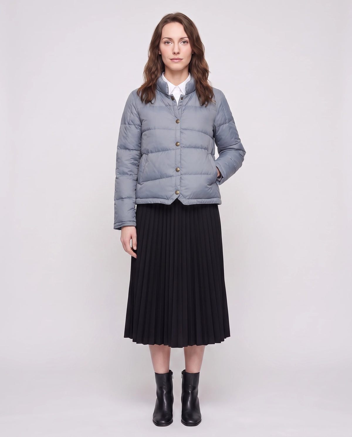 Doudoune courte légère façon blouson à pressions Christelle en Bleu Gris, vue de face en pied, pressionnée