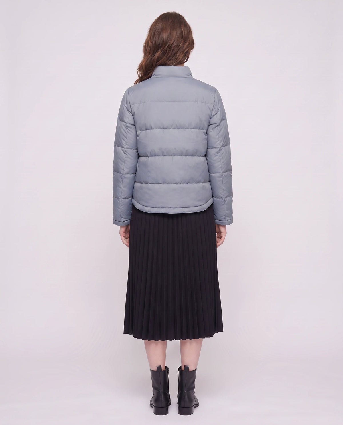 Doudoune courte légère façon blouson à pressions Christelle en Bleu Gris, vue de dos, canaux horizontaux