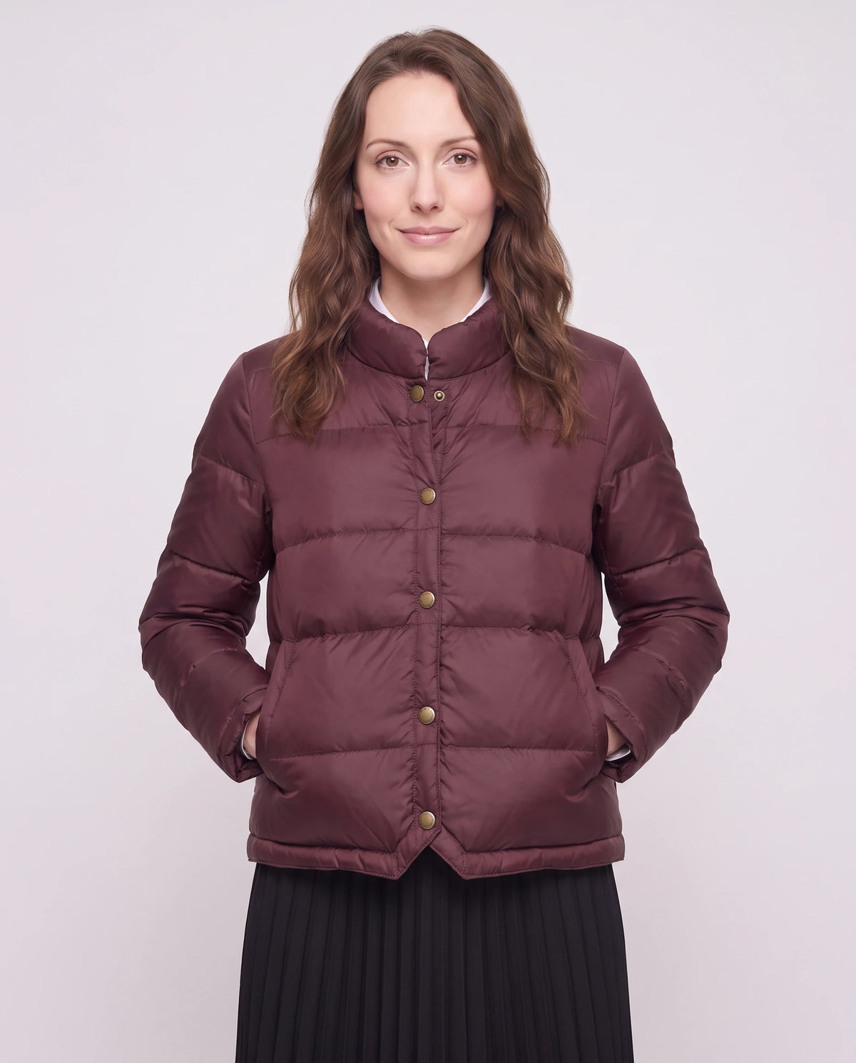 Doudoune courte légère façon blouson à pressions Christelle en Bordeaux, plan rapproché, pressionnée, col montant fermé