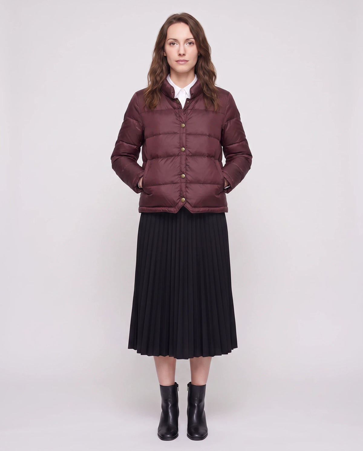 Doudoune courte légère façon blouson à pressions Christelle en Bordeaux, vue de face en pied, pressionnée