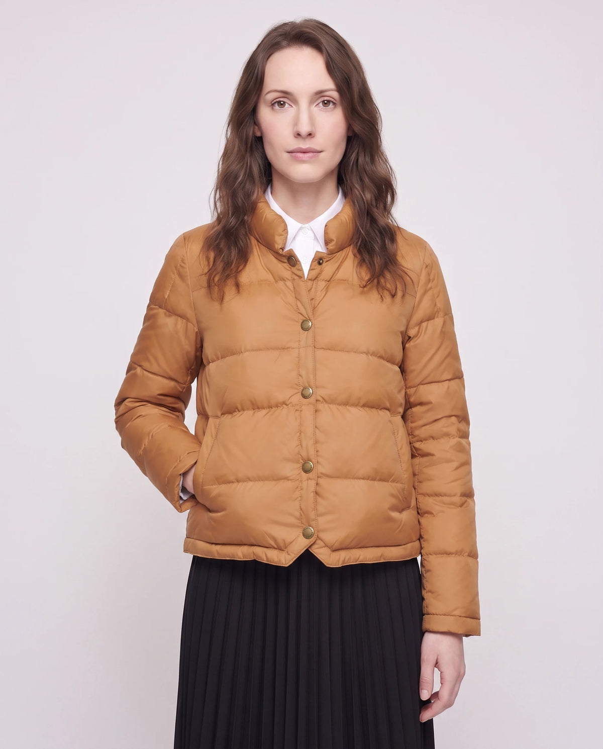 Doudoune courte légère façon blouson à pressions Christelle en Caramel, plan rapproché, pressionnée, col montant fermé