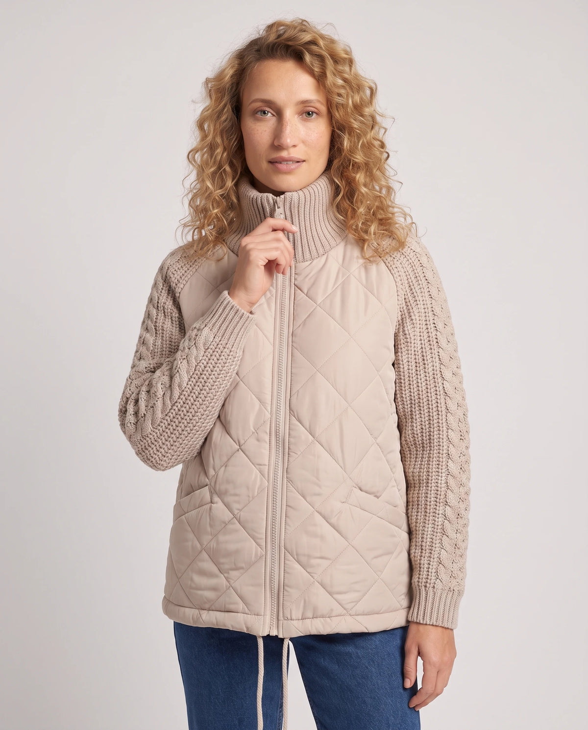 Doudoune courte à manches tricot Emma en Beige, plan rapproché de face, zippée jusqu'au col tricot