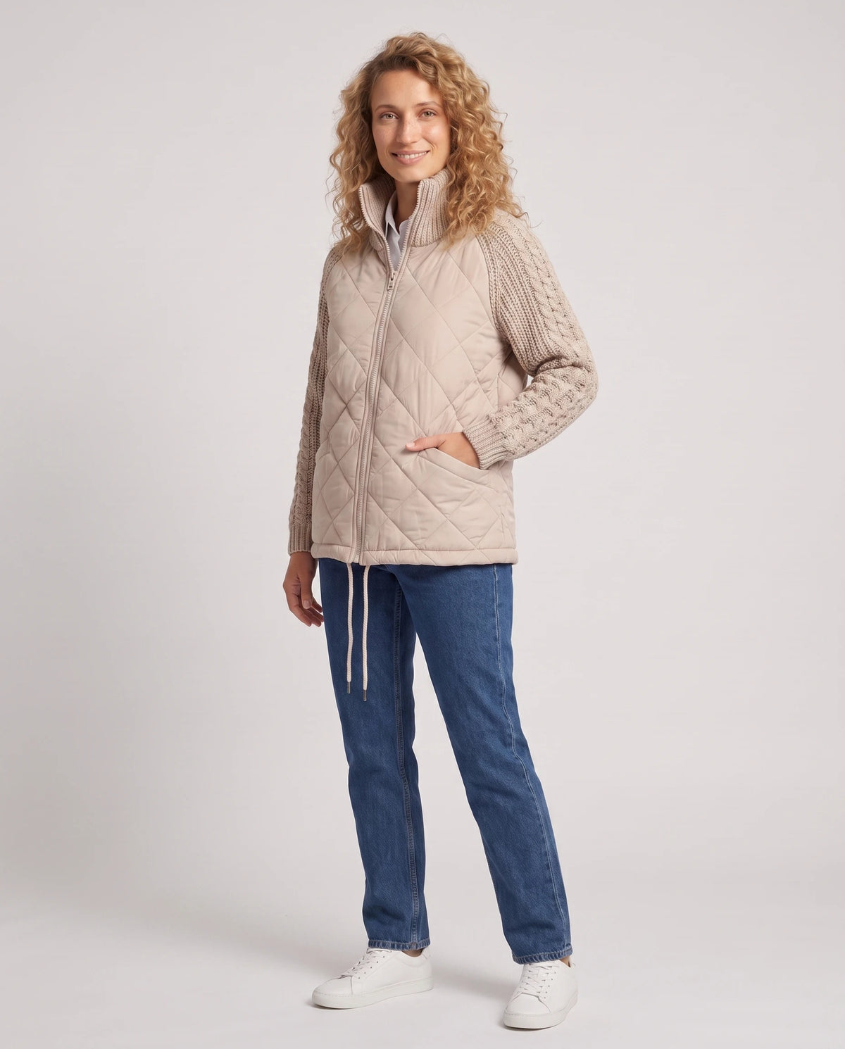 Doudoune courte à manches tricot Emma en Beige, vue de trois quarts, mains dans les poches