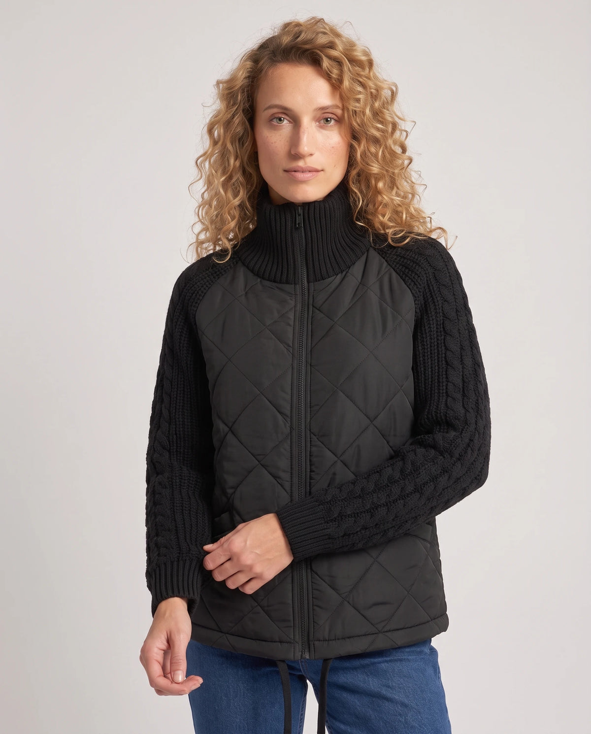 Doudoune courte à manches tricot Emma en Noir, plan rapproché de face, zippée jusqu'au col tricot