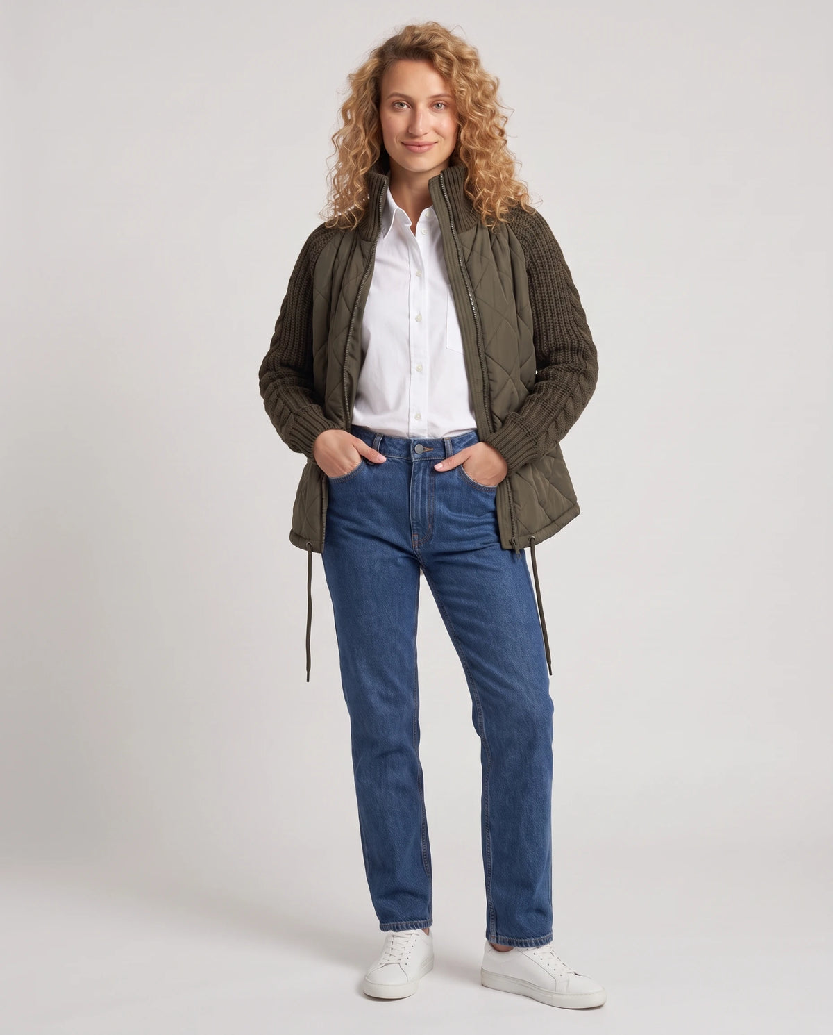 Doudoune courte à manches tricot Emma en Vert Olive, portée ouverte sur une chemise blanche