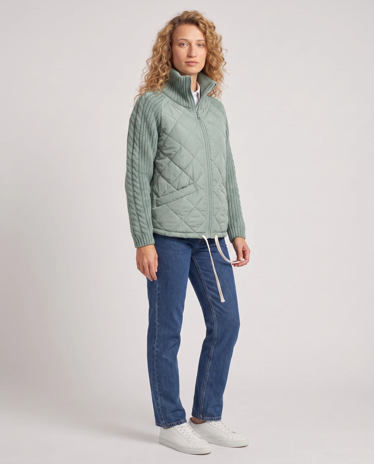 Doudoune courte à manches tricot Emma en Vert Sauge, vue de trois quarts, cordon d'ourlet serré