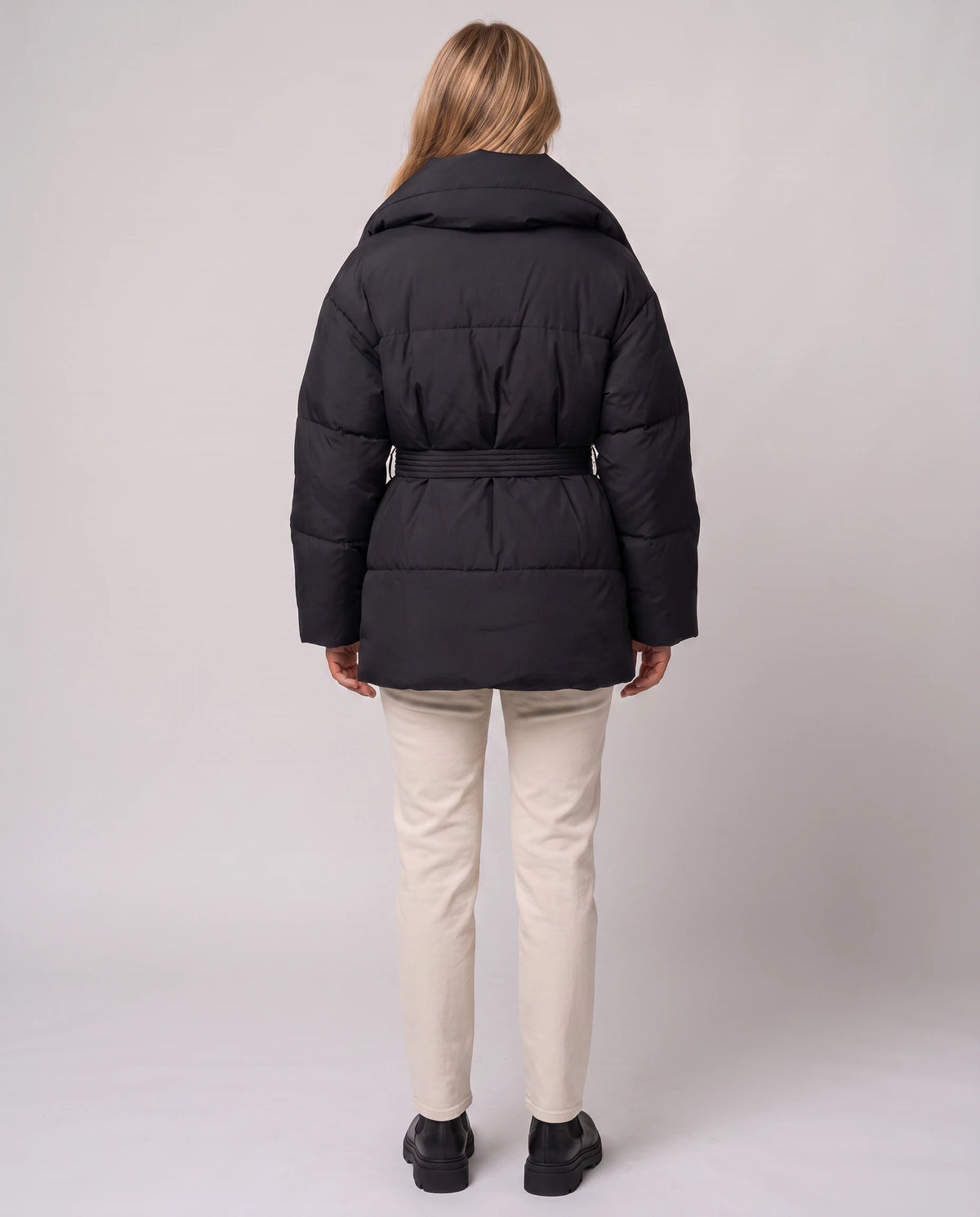 Doudoune courte oversize ceinturée Maïwenn en Noir, vue de dos
