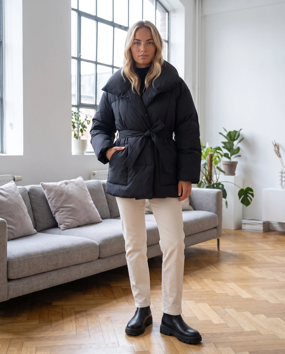 Doudoune courte oversize Maïwenn en Noir portée dans un intérieur lumineux