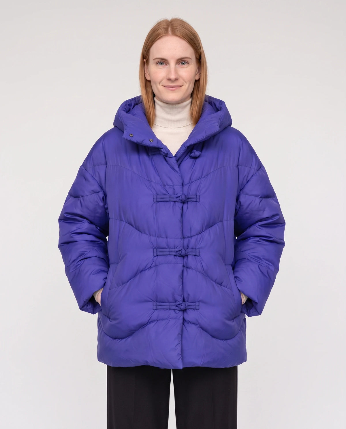 Doudoune courte oversize à capuche et brandebourgs Andréa en Bleu Roi, plan rapproché, brandebourgs fermés, capuche baissée