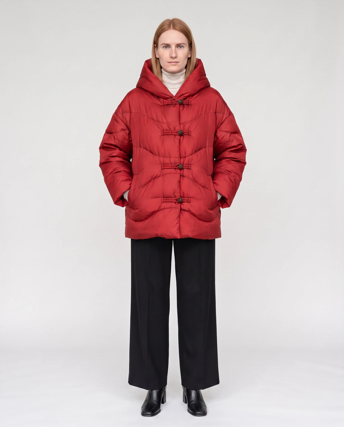 Doudoune courte oversize à capuche et brandebourgs Andréa en Rouge, vue de face en pied, brandebourgs fermés