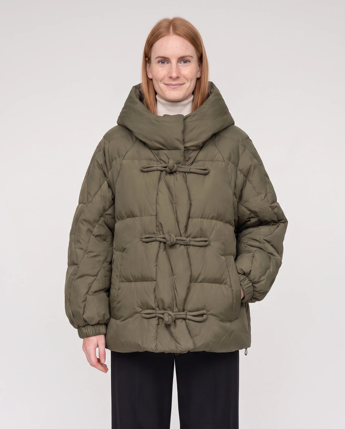 Doudoune courte oversize à capuche et brandebourgs Andréa en Vert Armée, plan rapproché, brandebourgs fermés, capuche baissée