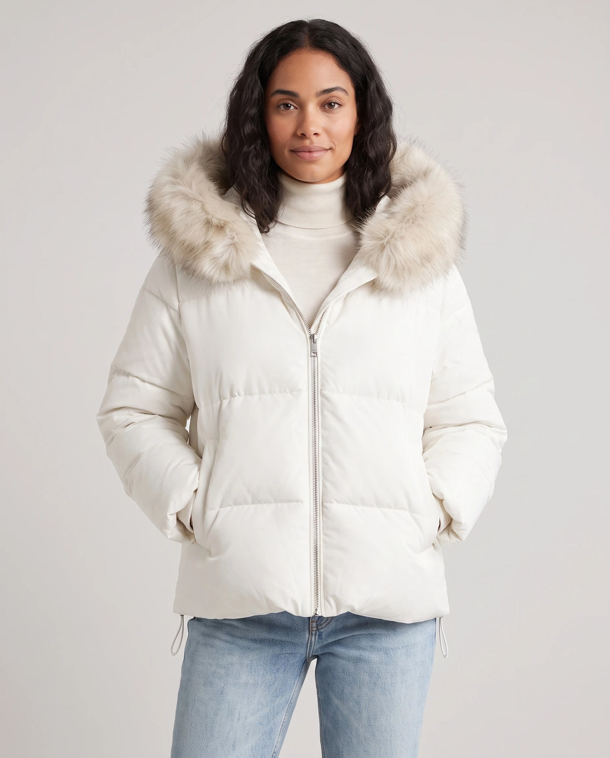 Doudoune courte oversize à capuche fausse fourrure Anna en Blanc, plan rapproché de face, zippée, capuche baissée