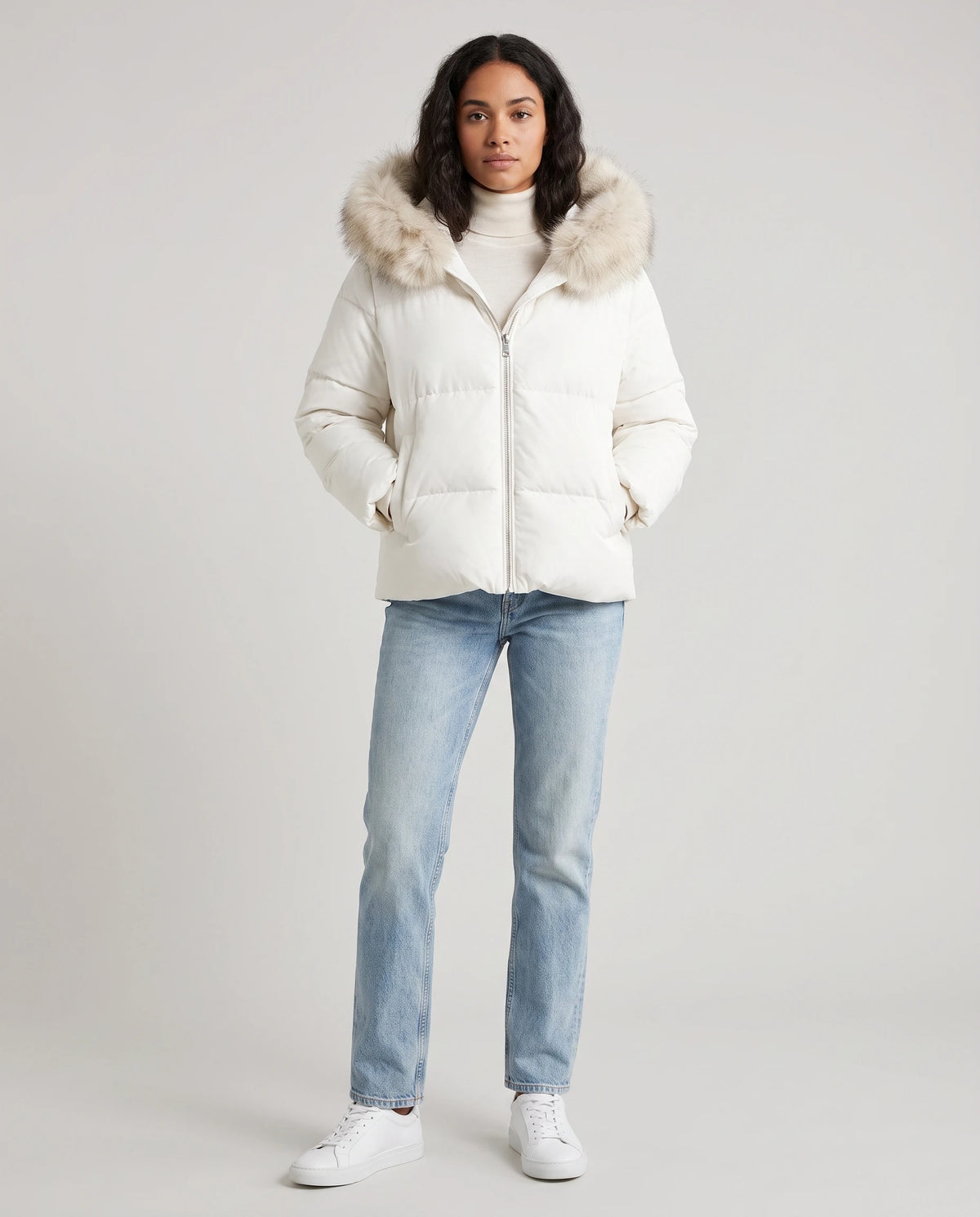 Doudoune courte oversize à capuche fausse fourrure Anna en Blanc, vue de face en pied, zippée