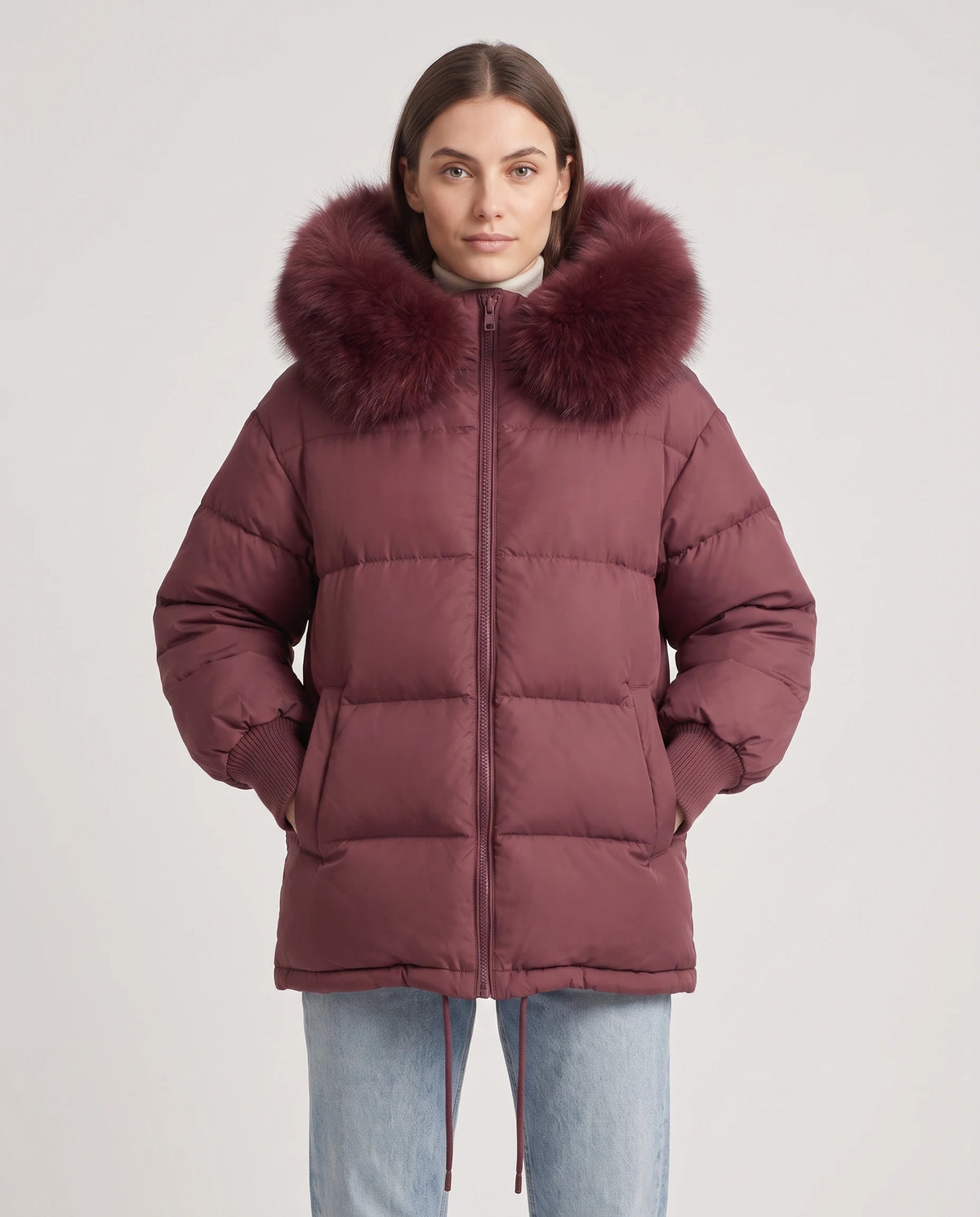 Doudoune courte oversize à capuche fausse fourrure Anna en Bordeaux, plan rapproché de face, zippée, capuche baissée