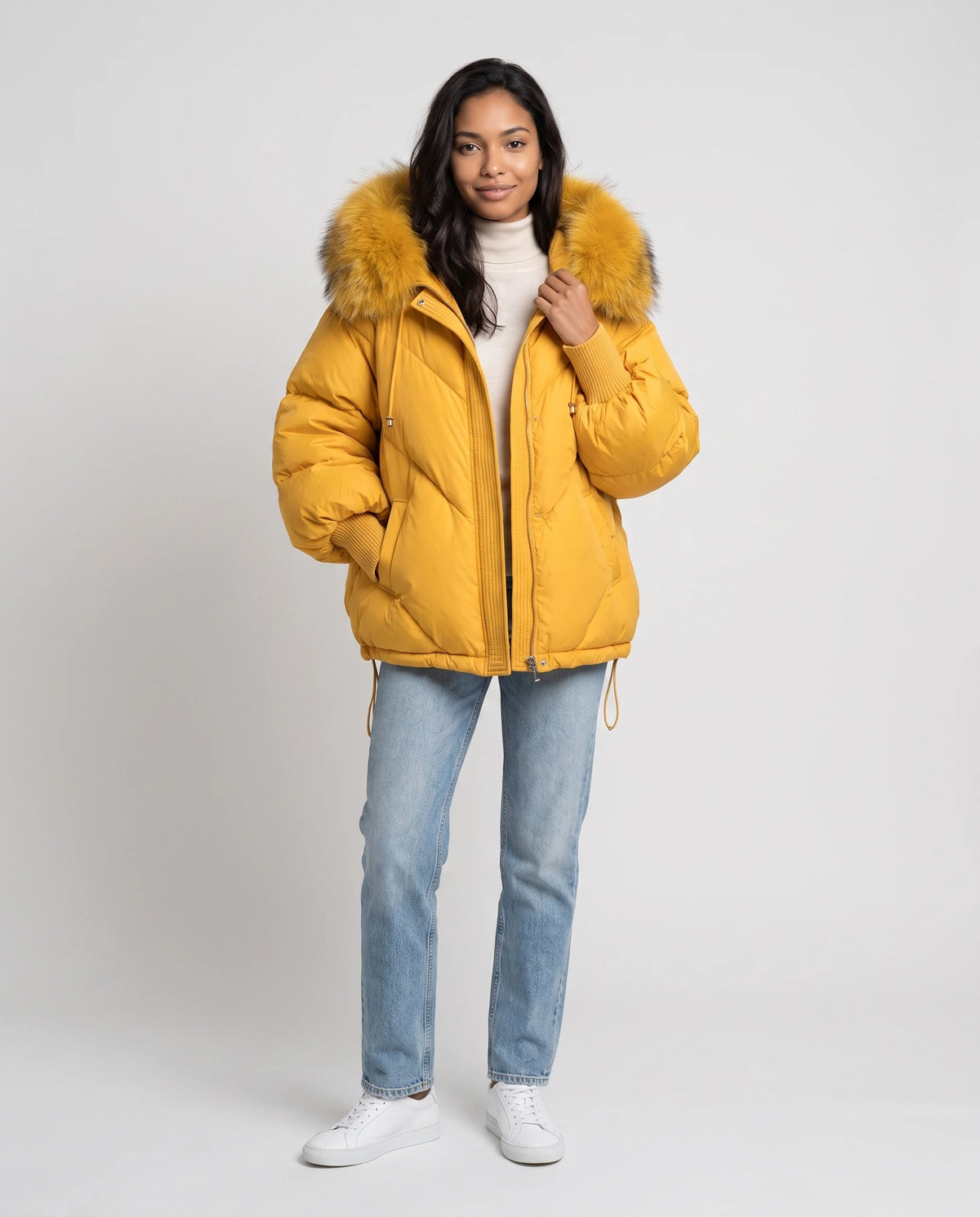 Doudoune courte oversize à capuche fausse fourrure Anna en Jaune Moutarde, vue de face en pied, zippée