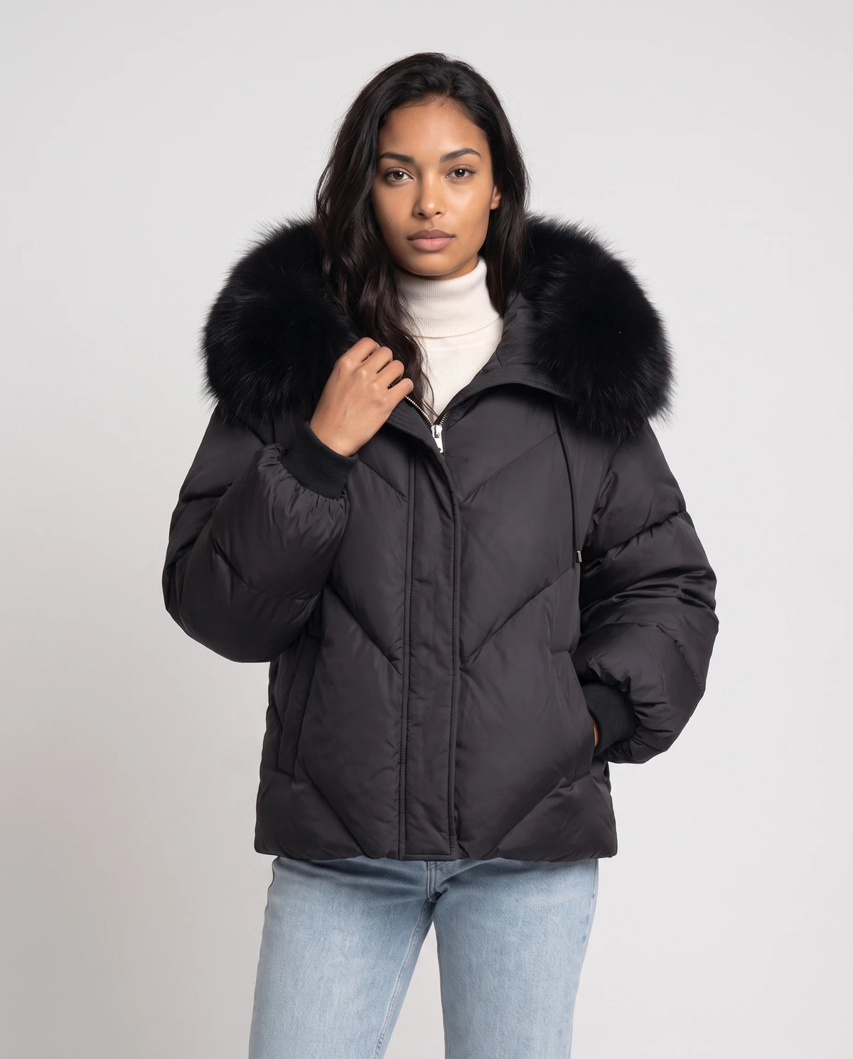 Kurze Oversize-Steppjacke mit Kunstfellkapuze Anna in Schwarz, Nahaufnahme von vorn, geschlossen, Kapuze unten