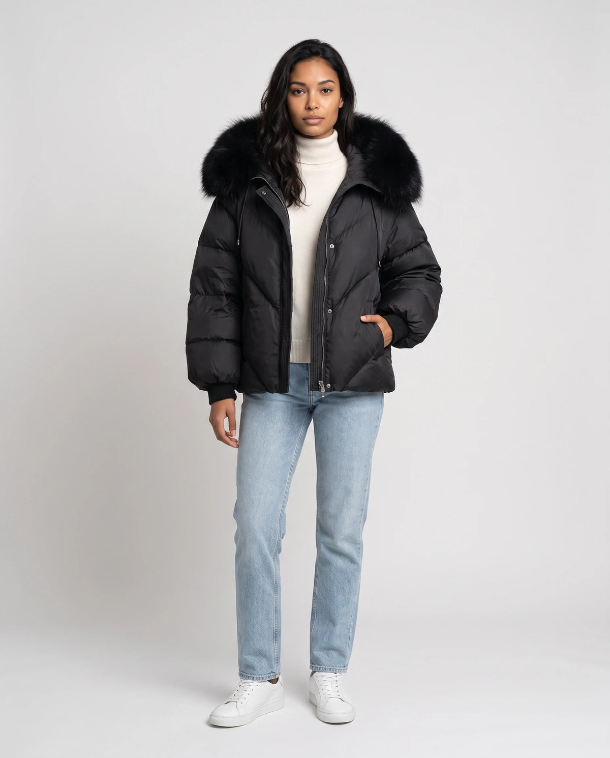 Kurze Oversize-Steppjacke mit Kunstfellkapuze Anna in Schwarz, Vorderansicht in ganzer Länge, geschlossen