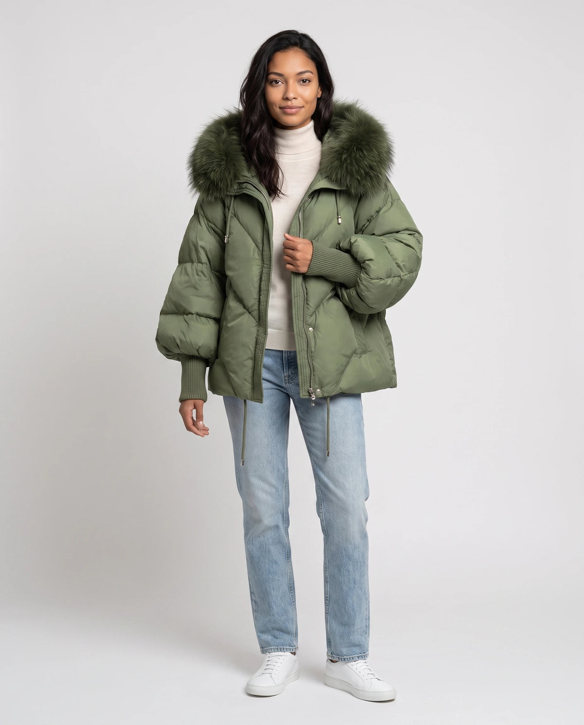 Doudoune courte oversize à capuche fausse fourrure Anna en Vert Olive, vue de face en pied, zippée